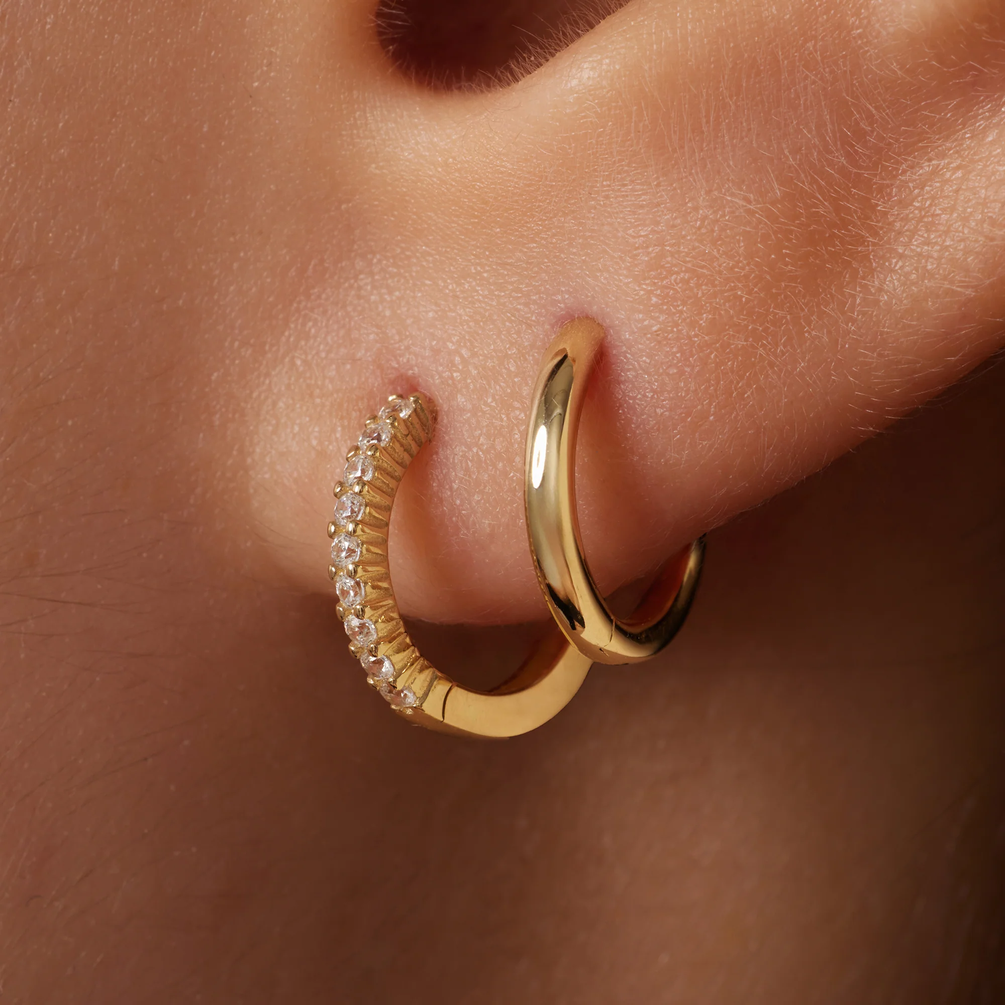 Chaton Set Cubic Zirconia Huggie Hoops (12.5 mm) - Image 3
