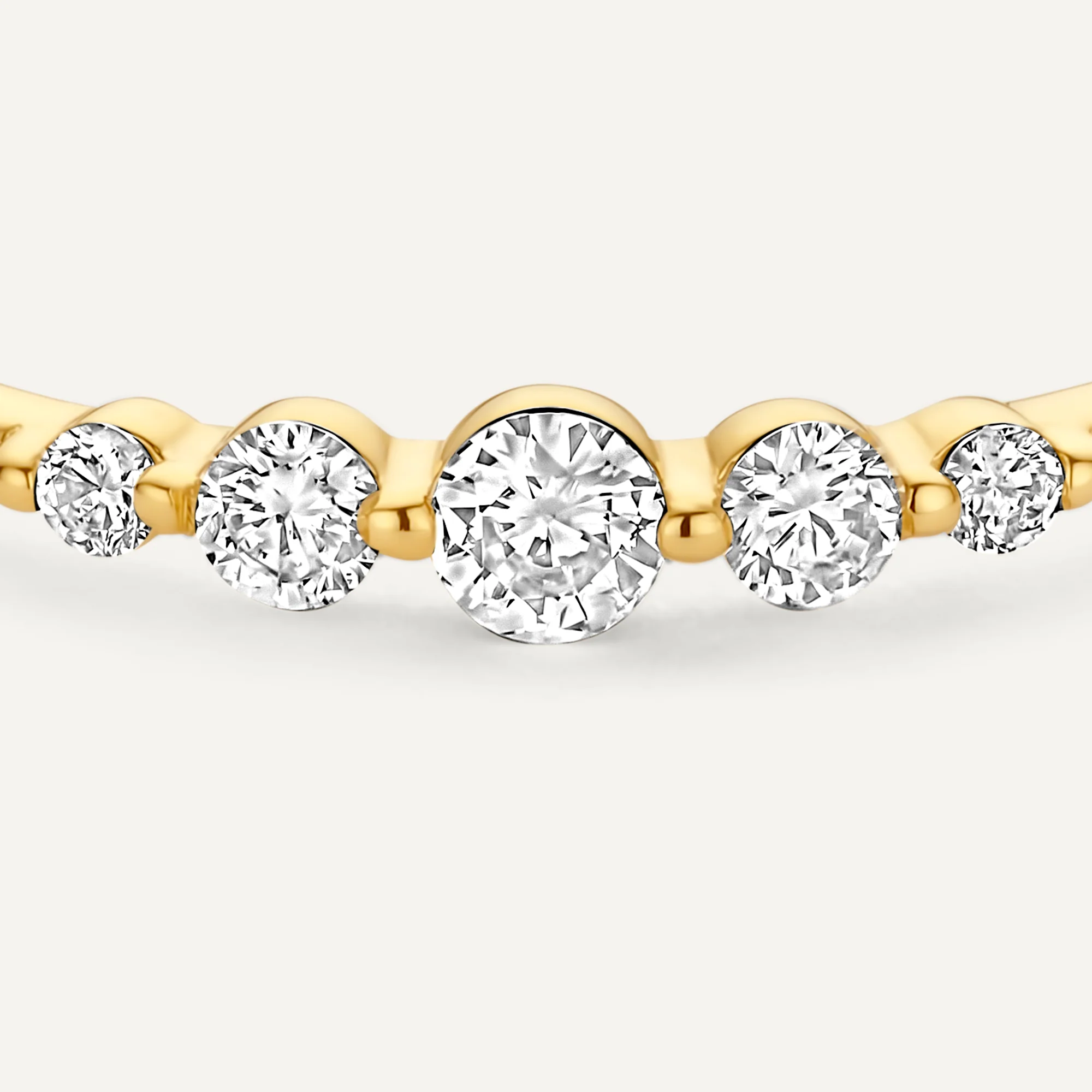 Diamond Graduated Ring (0.17 ct) - Image 9